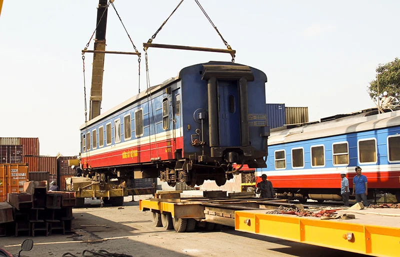 Cần cẩu di chuyển toa tàu hàng chục tấn sau sự cố sập cầu Ghềnh ảnh 2